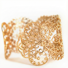 Heart Cuff Bracelet - 18 kt Yellow Gold